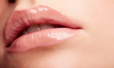 女性の魅力的な唇