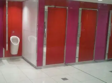 人生で初めてトイレでエッチな事をした経験