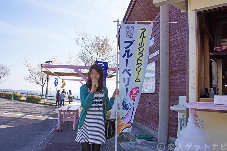 道の駅霧島でソフトクリームを食べる彼女
