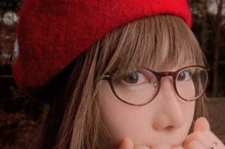 赤い帽子の女