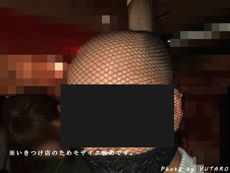 被った網タイツを引っ張られる男